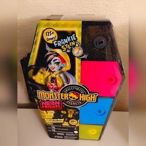 Monster High Frankie Stein, Skulltimate Secrets, Neon Frights Fashion Doll